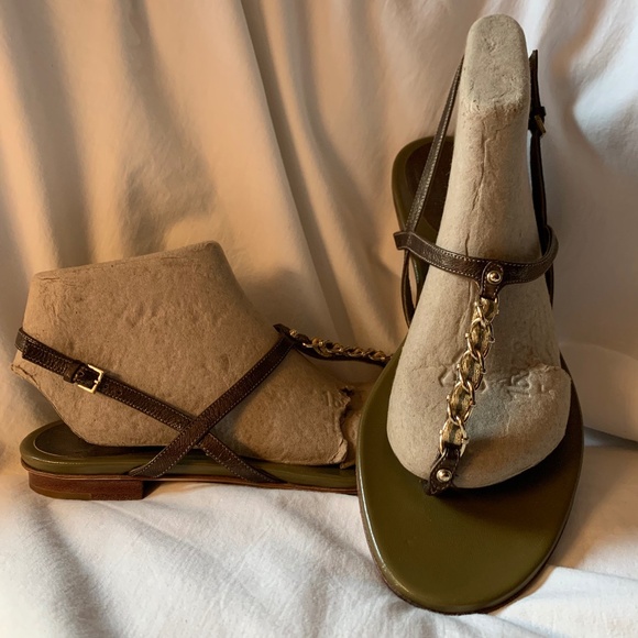 Gucci genuine leather T-strap sandals with buckle closure - Picture 1 of 10